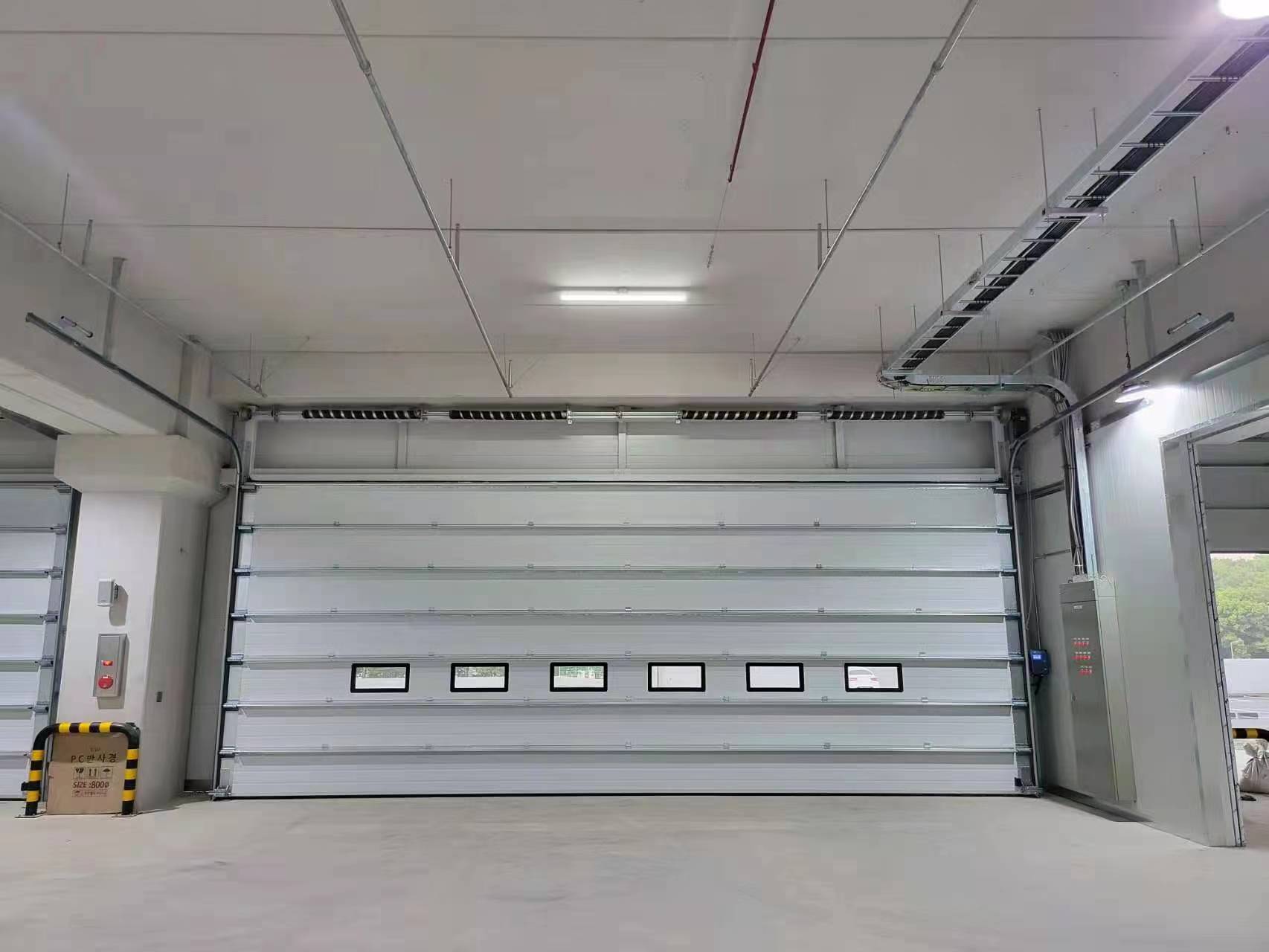 Proč mohou sekční vrata vyřešit více než jen problémy s přístupem?